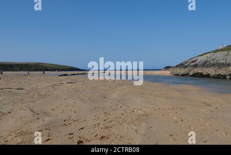 Crantock bietet eine große Ausdehnung von goldenem Sand, der von Dünen zwischen den Pentire Headlands im Osten und Westen unterlegt ist. Beliebt zum Schwimmen, Schnorcheln, Surfen und Windsurfen mit Board/Kanu mieten am Strand. Delfine besuchen Sie auch! Rettungsschwimmer werden von Ende Mai bis Ende September zur Verfügung gestellt. Cafés, Toiletten und Parkplätze mit 150 Plätzen sind in der Nähe zusammen mit einem Campingplatz. Der Zugang ist schwierig durch steile Dünen. Rettungsschwimmer von Mai bis September. Crantock Strand ist im Besitz und betreut von der National Trust und ist in der Lage, zu pflegen und zu erhalten Bereiche wie diese . Stockfoto