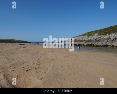 Crantock bietet eine große Ausdehnung von goldenem Sand, der von Dünen zwischen den Pentire Headlands im Osten und Westen unterlegt ist. Beliebt zum Schwimmen, Schnorcheln, Surfen und Windsurfen mit Board/Kanu mieten am Strand. Delfine besuchen Sie auch! Rettungsschwimmer werden von Ende Mai bis Ende September zur Verfügung gestellt. Cafés, Toiletten und Parkplätze mit 150 Plätzen sind in der Nähe zusammen mit einem Campingplatz. Der Zugang ist schwierig durch steile Dünen. Rettungsschwimmer von Mai bis September. Crantock Strand ist im Besitz und betreut von der National Trust und ist in der Lage, zu pflegen und zu erhalten Bereiche wie diese . Stockfoto