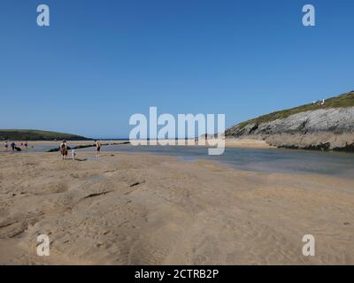 Crantock bietet eine große Ausdehnung von goldenem Sand, der von Dünen zwischen den Pentire Headlands im Osten und Westen unterlegt ist. Beliebt zum Schwimmen, Schnorcheln, Surfen und Windsurfen mit Board/Kanu mieten am Strand. Delfine besuchen Sie auch! Rettungsschwimmer werden von Ende Mai bis Ende September zur Verfügung gestellt. Cafés, Toiletten und Parkplätze mit 150 Plätzen sind in der Nähe zusammen mit einem Campingplatz. Der Zugang ist schwierig durch steile Dünen. Rettungsschwimmer von Mai bis September. Crantock Strand ist im Besitz und betreut von der National Trust und ist in der Lage, zu pflegen und zu erhalten Bereiche wie diese . Stockfoto