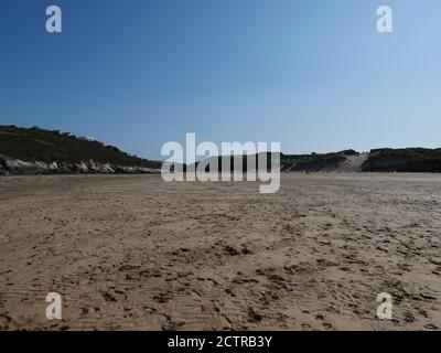 Crantock bietet eine große Ausdehnung von goldenem Sand, der von Dünen zwischen den Pentire Headlands im Osten und Westen unterlegt ist. Beliebt zum Schwimmen, Schnorcheln, Surfen und Windsurfen mit Board/Kanu mieten am Strand. Delfine besuchen Sie auch! Rettungsschwimmer werden von Ende Mai bis Ende September zur Verfügung gestellt. Cafés, Toiletten und Parkplätze mit 150 Plätzen sind in der Nähe zusammen mit einem Campingplatz. Der Zugang ist schwierig durch steile Dünen. Rettungsschwimmer von Mai bis September. Crantock Strand ist im Besitz und betreut von der National Trust und ist in der Lage, zu pflegen und zu erhalten Bereiche wie diese . Stockfoto