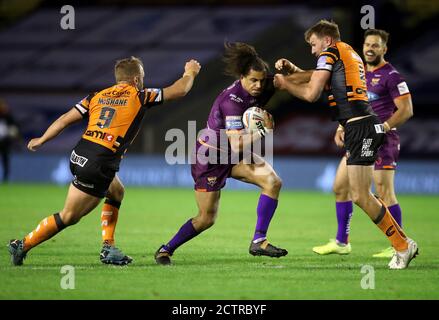 Huddersfield Giants' Ashton Golding (Mitte) wird von Castleford Tigers' Paul McShane (links) und Michael Shenton während des Betfred Super League Spiels im Halliwell Jones Stadium, Warrington, angegangen. Stockfoto