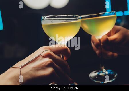 Nahaufnahme einer Gruppe von Menschen klirren Gläser mit Wein oder Champagner vor Bokeh Hintergrund. Ältere Menschen Hände. Stockfoto