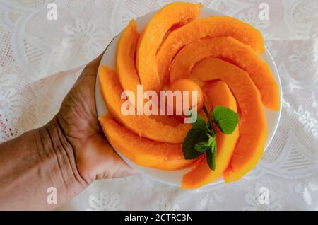 Eine Platte von Papaya halten Stockfoto