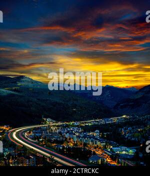 Strahlender Sonnenaufgang über dem Skiort Vail, Colorado in den Rocky Mountains Stockfoto