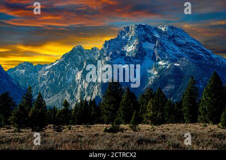 Atemberaubender Sonnenuntergang über den Majestic Peaks der Teton Range im Grand Teton National Park im US-Bundesstaat Wyoming Stockfoto