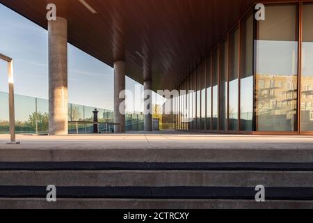 Ein Blick auf den Vordereingang der Außenfassade Von einem generischen kleinen Gebäude Stockfoto