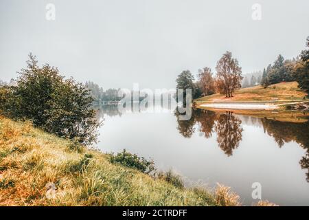 Schöner Morgennebel auf einem See in bayern Stockfoto