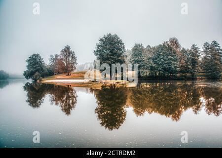 Schöner Morgennebel auf einem See in bayern Stockfoto