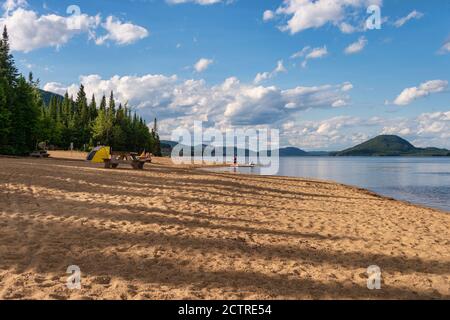 L'Étape, QC, Kanada - 12. August 2020: Menschen entspannen am Jacques Cartier Lake Strand Stockfoto