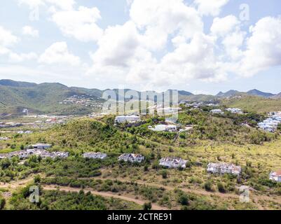 Luftaufnahme der karibischen Insel Sint maarten /Saint Martin. Luftaufnahme von La savane und St. louis St. martin. Happy Bay und Friars Bay Beach Stockfoto