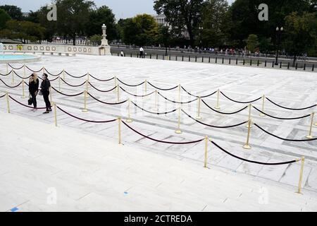 Washington, USA. September 2020. Tiffany Trump zollt Respekt, als die Richterin Ruth Bader Ginsburg am Donnerstag, den 24 2020. September, in Washington unter dem Portico an der Spitze der vorderen Stufen des Gebäudes des Obersten Gerichtshofs der USA in Ruhe liegt. Ginsburg, 87, starb am 18. September an Krebs. (Foto von Andrew Harnik/Pool/Sipa USA) Quelle: SIPA USA/Alamy Live News Stockfoto