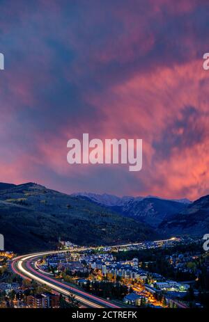 Strahlender Sonnenaufgang über dem Skiort Vail, Colorado in den Rocky Mountains Stockfoto