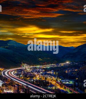 Strahlender Sonnenaufgang über dem Skiort Vail, Colorado in den Rocky Mountains Stockfoto