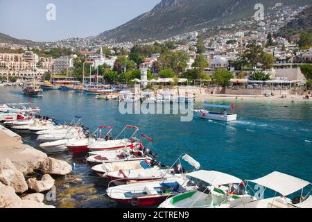 Der Hafen von Kalkan in der Türkei mit Motorbooten, Charteryachten und Fischerbooten, die an den Kais festgemacht sind. Kalkan ist ein beliebtes Urlaubsziel Stockfoto