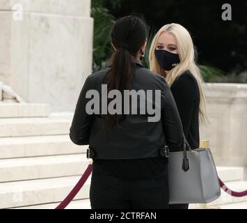 Washington, DC, USA. September 2020. Tiffany Trump respektiert die Richterin des Obersten Gerichtshofs Ruth Bader Ginsburg, als sie am Donnerstag, dem 24. September 2020, vor dem Obersten Gerichtshof der USA in Ruhe liegt. Foto von Jemal Gräfin/UPI Kredit: UPI/Alamy Live Nachrichten Stockfoto