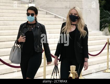 Washington, DC, USA. September 2020. Tiffany Trump respektiert die Richterin des Obersten Gerichtshofs Ruth Bader Ginsburg, als sie am Donnerstag, dem 24. September 2020, vor dem Obersten Gerichtshof der USA in Ruhe liegt. Foto von Jemal Gräfin/UPI Kredit: UPI/Alamy Live Nachrichten Stockfoto