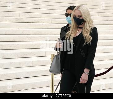 Washington, DC, USA. September 2020. Tiffany Trump respektiert die Richterin des Obersten Gerichtshofs Ruth Bader Ginsburg, als sie am Donnerstag, dem 24. September 2020, vor dem Obersten Gerichtshof der USA in Ruhe liegt. Foto von Jemal Gräfin/UPI Kredit: UPI/Alamy Live Nachrichten Stockfoto