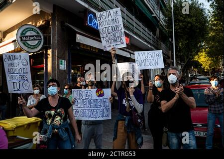 Madrid, Spanien. September 2020. Menschen protestieren in Vallecas Nachbarschaft gegen die neuen Restriktionsmaßnahmen, um die Ausbreitung des Coronavirus zu stoppen, die die Mobilität in 37 Gebieten einschränken, die am stärksten vom COVID-19 betroffen sind. Quelle: Marcos del Mazo/Alamy Live News Stockfoto