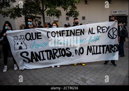 Madrid, Spanien. September 2020. Menschen protestieren in Vallecas Nachbarschaft gegen die neuen Restriktionsmaßnahmen, um die Ausbreitung des Coronavirus zu stoppen, die die Mobilität in 37 Gebieten einschränken, die am stärksten vom COVID-19 betroffen sind. Quelle: Marcos del Mazo/Alamy Live News Stockfoto