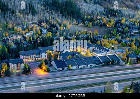 Strahlender Sonnenaufgang über dem Skiort Vail, Colorado in den Rocky Mountains Stockfoto