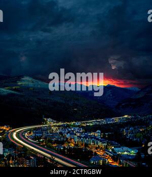 Strahlender Sonnenaufgang über dem Skiort Vail, Colorado in den Rocky Mountains Stockfoto