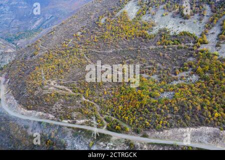 Die Seilbahn „Wings of Tatev“ erstreckt sich über 3,5 km zwischen dem armenischen Dorf Halidzor und dem berühmten Tatev-Kloster im Süden Armeniens Stockfoto