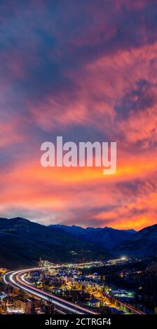 Strahlender Sonnenaufgang über dem Skiort Vail, Colorado in den Rocky Mountains Stockfoto