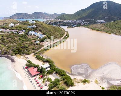 Luftaufnahme der karibischen Insel Sint maarten /Saint Martin. Luftaufnahme von La savane und St. louis St. martin. Happy Bay und Friars Bay Beach Stockfoto