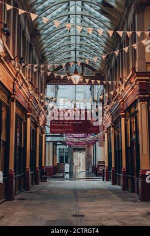 London, Großbritannien - 24. August 2020: Bunten, Dekor und Willkommensbanner in der Arkade des Leadenhall Market, beliebter Markt in London, der in der 1. Gebaut wurde Stockfoto