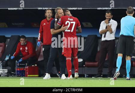 Budapest, Ungarn. 24. Sep, 2020. firo: 24.09.2020 Fuvuball, Fußball UEFA Super Cup 2020 FCB FC Bayern Mvºnchen München - Sevilla FC Trainer Hansi Flick Substitution, David Alaba Quelle: dpa/Alamy Live News Stockfoto