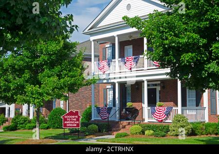 Melden Sie sich vor dem Haus mit amerikanischen Flaggen und Ammern Warnung vor der Finanzkrise Stockfoto