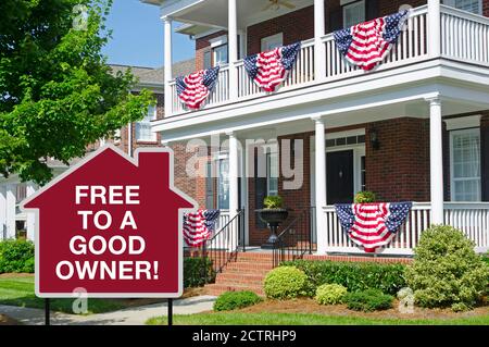 Melden Sie sich vor dem Haus mit amerikanischen Flaggen und Ammern Warnung vor der Finanzkrise Stockfoto