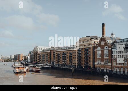 London, Großbritannien - 25. August 2020: Blick auf Butlers Wharf, ein englisches historisches Gebäude an der Shad Thames am Südufer der Themse in London, Großbritannien. Stockfoto