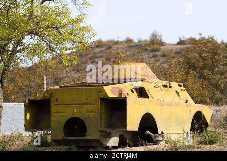 Eine in einem früheren Konflikt zerstörte Truppenwaffe wird am Straßenrand im ländlichen Ngarno Karabach zurückgelassen, einem umstrittenen und bekämpften Gebiet. Stockfoto