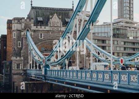 London, Großbritannien - 25. August 2020: Menschen gehen auf der Tower Bridge, einer berühmten Touristenattraktion in London, die oft für London Bridge, die nächste verwechselt wird Stockfoto