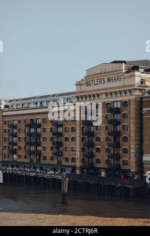 London, Großbritannien - 25. August 2020: Fassade der Butlers Wharf, einem englischen historischen Gebäude an der Shad Thames am Südufer der Themse in London Stockfoto