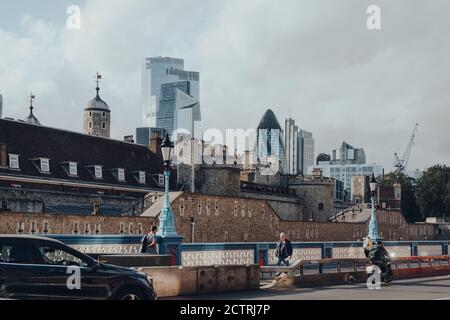 London, Großbritannien - 25. August 2020: Wolkenkratzer der City of London an einem sonnigen Tag über dem Tower of London. City of London ist ein historischer finanzbezirk Stockfoto