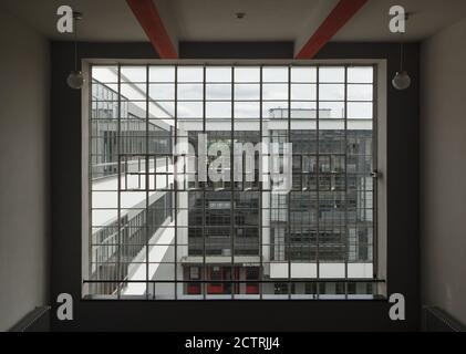 Fenster des Nordflügels des Bauhausgebäudes nach Plänen des deutschen modernistischen Architekten Walter Gropius (1925-1926) in Dessau in Sachsen-Anhalt. Stockfoto