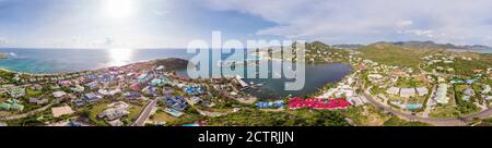 Luftaufnahme der karibischen Insel Sint maarten /Saint Martin. Blick auf den Austernteich und den Dawn Beach. Stockfoto