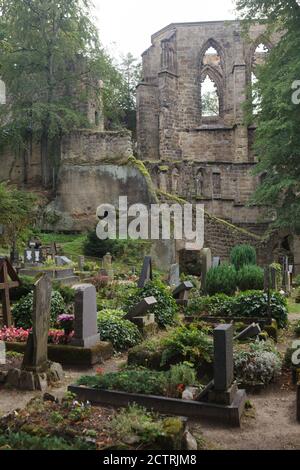 Klosterfriedhof und die romantischen mittelalterlichen Ruinen der ehemaligen Klosterkirche im Kloster Oybin in Sachsen, Deutschland. Stockfoto