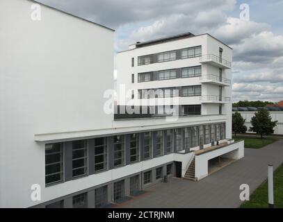 Wohnblock des Bauhausgebäudes des deutschen modernistischen Architekten Walter Gropius (1925-1926) in Dessau in Sachsen-Anhalt. Die Kantine, das Auditorium und die Bühne sind links abgebildet. Stockfoto