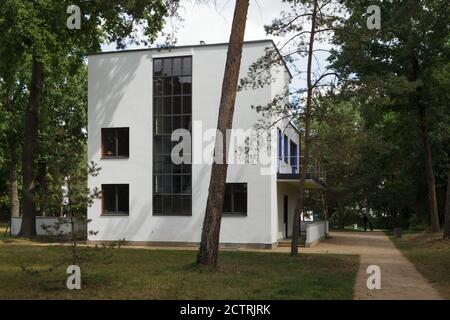 Feininger Haus (Meisterhaus Feininger) Hier wohnte der deutsche Maler der Moderne Lyonel Feininger im Bereich der Meisterhäuser, die der deutsche modernistische Architekt Walter Gropius (1925-1926) für die Bauhausmeister in Dessau in Sachsen-Anhalt entworfen hatte. Stockfoto