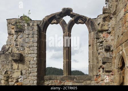 Romantische mittelalterliche Ruinen der ehemaligen Klosterbibliothek mit dem ikonischen Bibliotheksfenster im Kloster Oybin in Sachsen. Stockfoto