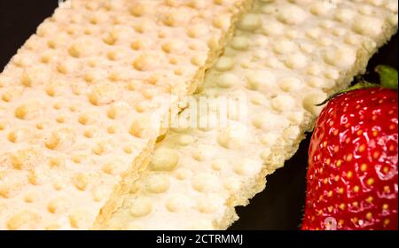 Frische Erdbeere und diabetische Diät-Knirschen - knusprige Waffelknusprenbrot aus Weizen, Textur Stockfoto