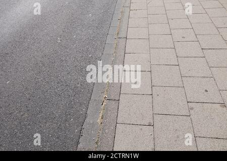 High-Angle-Aufnahme von grau gefliesten Boden Stockfoto