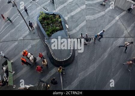 Grand Central ist ein Einkaufszentrum oberhalb des Bahnhofs New Street in Birmingham. Das Foto ist die Reflexion über das Gebäude. Stockfoto