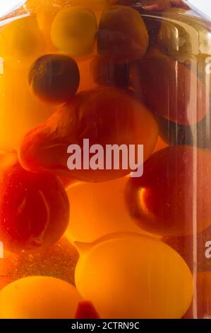 Bunte eingelegte Tomaten in einem Glas, Nahaufnahme Stockfoto