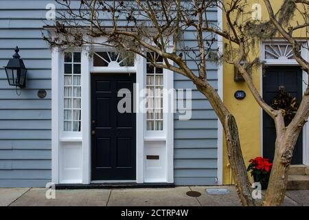 CHARLESTON, SOUTH CAROLINA - CA. DEZEMBER 2019: Leere Straße im French Quarter von Charleston Stockfoto