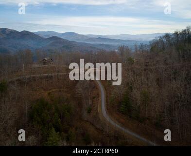 BRYSON CITY, NORTH CAROLINA - CA. DEZEMBER 2019: Luftaufnahme von typischen Berghütten in der Nähe von Bryson City, North Carolina Stockfoto