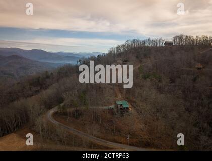 BRYSON CITY, NORTH CAROLINA - CA. DEZEMBER 2019: Luftaufnahme von typischen Berghütten in der Nähe von Bryson City, North Carolina Stockfoto